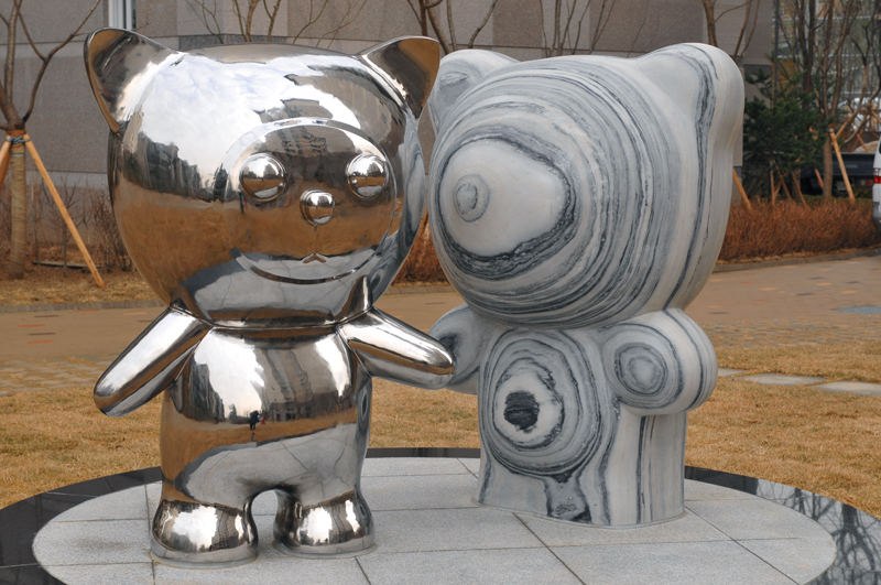 001 Big Clo, mother&son, 110x80x150cm(each), stainless steel, marble, 2008 (I-Park Seoul Forest).jpg