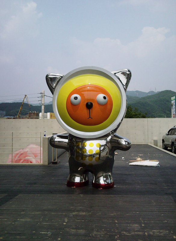 003 Big Space Clo, 2,300x2,000x3,000mm, car paint on stainless steel, 2009 (Gwangju Outlet).jpg