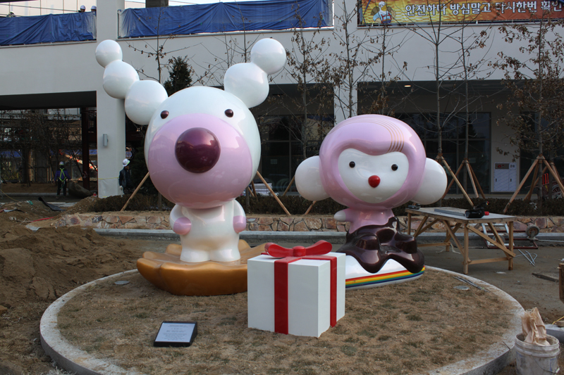 018 The Birth of Hayami and Yummy Sweet Kiki, 3,800x2,000x3,000mm, 2013 (Lotte Outlet - Icheon).JPG