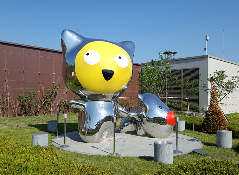 025 A Sweet Promenade of Clo and Mong, 6,000x6,000x3,500mm, stainless steel, 2014 (Lotte Outlet-Gwangmyeong).jpg