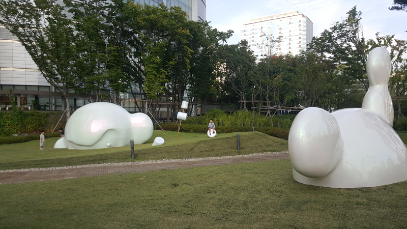 041 Life as Marshmallows, 28,000x45,000x3,000mm, stainless steel, 2016 (Lotte World Tower).jpg