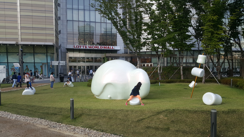043 Life as Marshmallows, 28,000x45,000x3,000mm, stainless steel, 2016 (Lotte World Tower).jpg