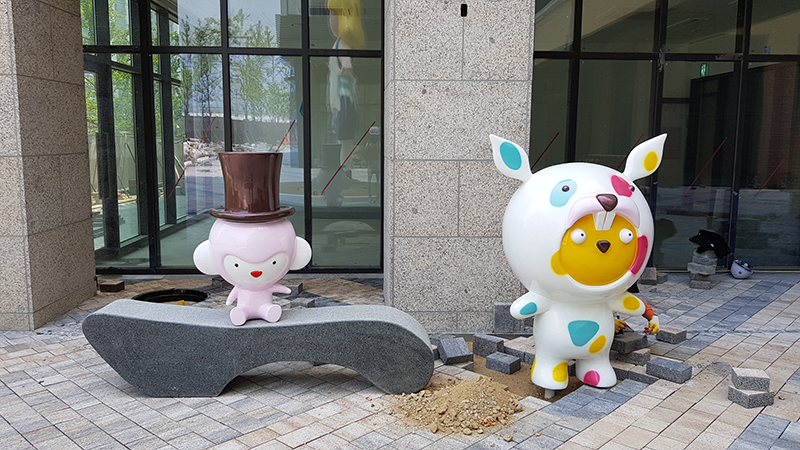 058 Hatter and Rabbit, 2,000x1,000x1,500mm, stainless, 2018 (Alice vill-Dongtan).jpg