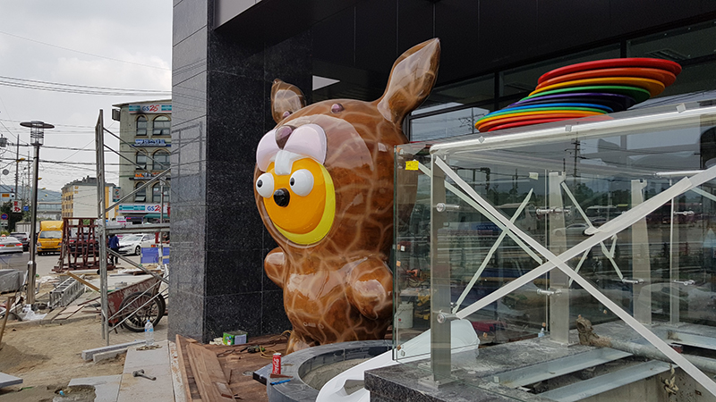 063 Taehee want to be a sweet Giraffe, 2,200x1,600x3,000mm, stainless steel, 2018 (Golden Tulip Hotel-Yongin).jpg