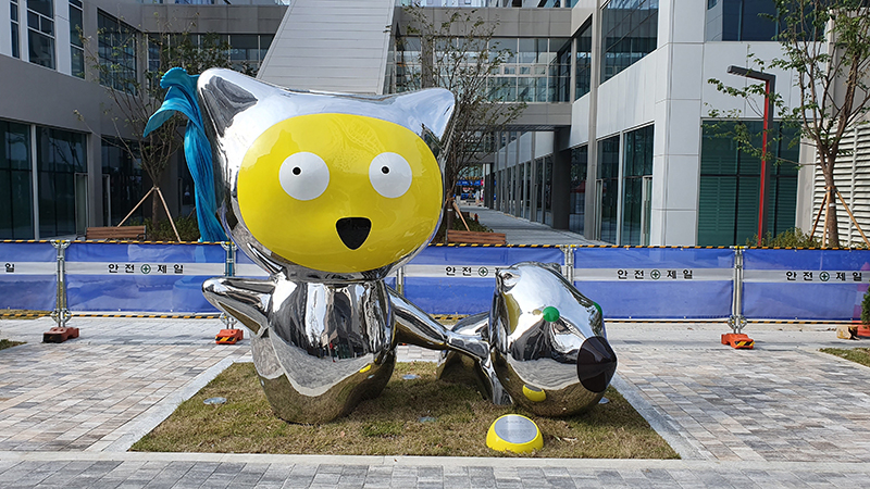 081 A Happy Walk between Clo and Mong, 3,000x1,600x2,500mm, stainless steel, 2019 (G well city-Songdo).jpg
