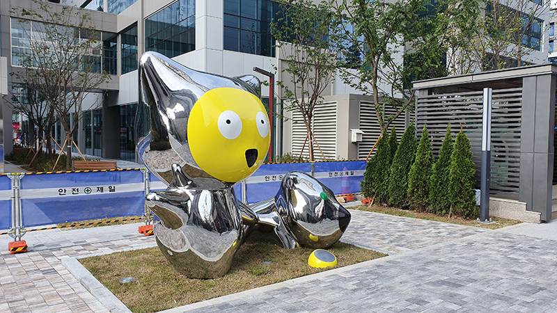 080 A Happy Walk between Clo and Mong, 3,000x1,600x2,500mm, stainless steel, 2019 (G well city-Songdo).jpg
