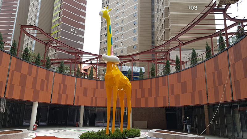 083 Sky High– Cloud Giraffe, 3,500x1,000x8,000mm, stainless steel, 2019 (I-Park, Ilsan).jpg