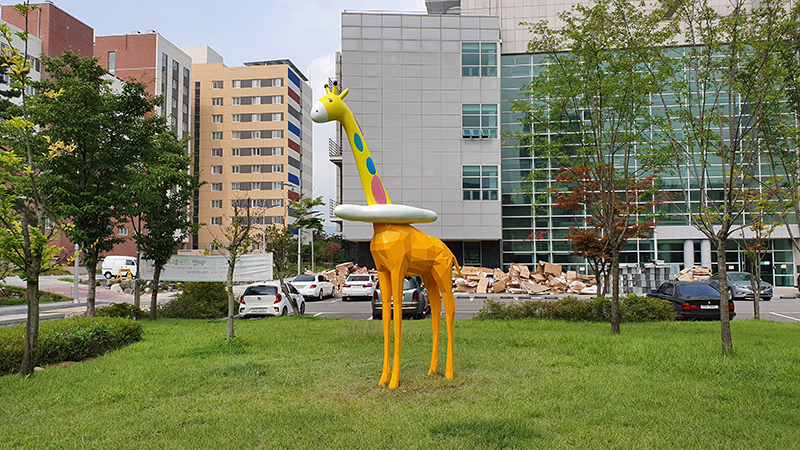 096 Cloud Giraffe Rudi, 2,500x1,000x3,500mm, stainless steel, 2019 (Seoul National University fo Science and Technology).jpg