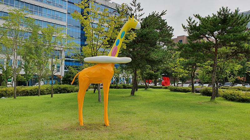 097 Cloud Giraffe Rudi, 2,500x1,000x3,500mm, stainless steel, 2019 (Seoul National University fo Science and Technology).jpg